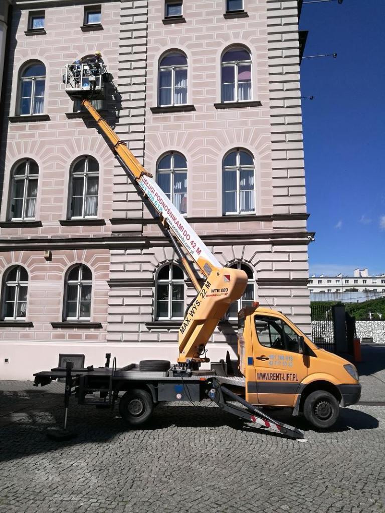 Podnośnik koszowy przy słupie